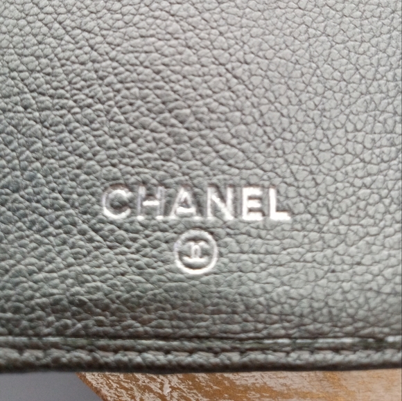 Chanel Metallic Silver Wallet - 100% Authentic - Picture 8 of 11